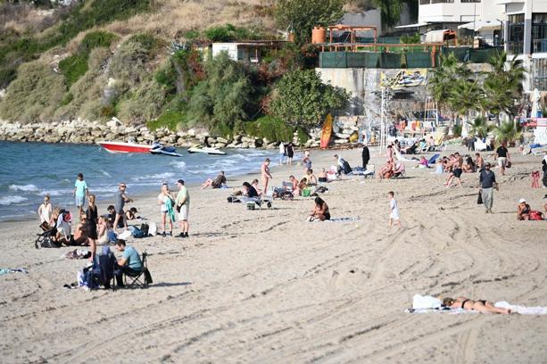 Kuşadası'nda ekim ayında turistlerin deniz keyfi