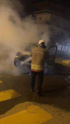 Hatay'da  seyir halindeki hafif ticari araç yandı