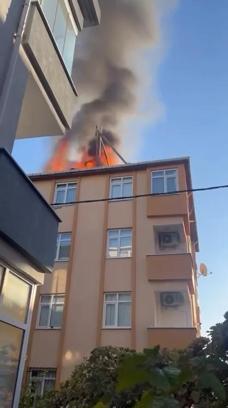 Ataşehir’de 4 katlı binanın çatısı alev alev yandı