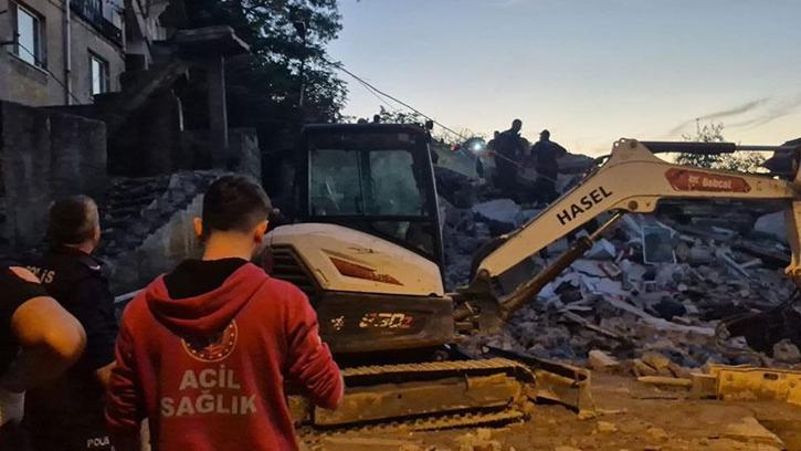 Zonguldak’ta 2 katlı bina çöktü; enkazda kalan 2 kişiden 1’i sağ, diğerinin cansız bedeni çıkarıldı