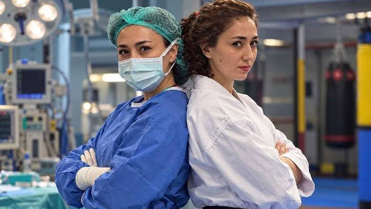 Hastanede şifa dağıtan doktor, minderde madalya için ter döküyor