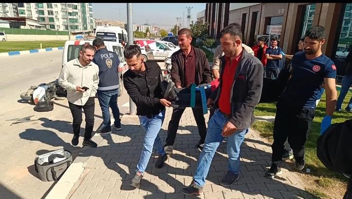 Otomobilin çarptığı motosikletin sürücüsü ağır yaralandı