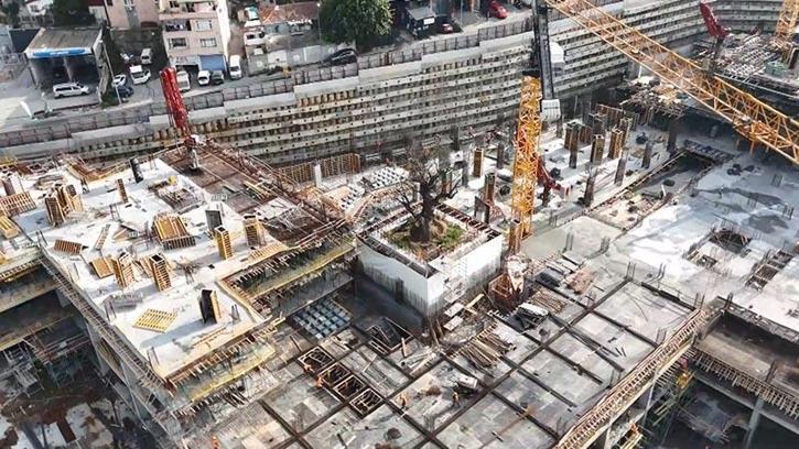 Haliç’in kıyısındaki inşaatın ortasında kalan ağaç havadan görüntülendi