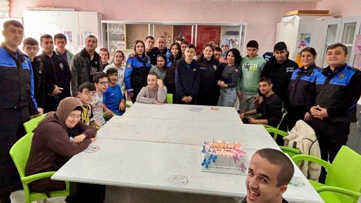 Amasya’da polisten özel gereksinimli öğrencilere doğum günü sürprizi