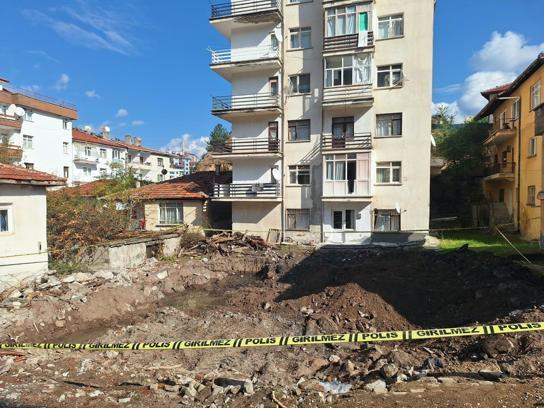 17 yıldır kayıp olan kadına ait, altında insan kemikleri bulunan ev kundaklanmış