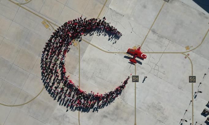 Cumhuriyet Bayramı'na özel koreografi; insanlar hilal, akrobasi uçağı yıldız oldu