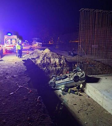 Otomobil, yol yapımı için kazılan çukura düştü; 1 ölü, 5 yaralı
