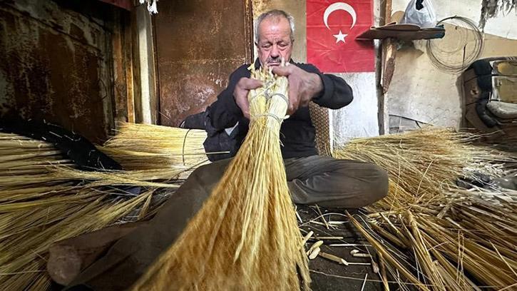 56 yıllık süpürgeci, teknolojiye direniyor