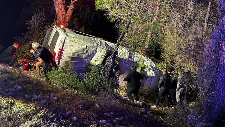 Minibüs şarampole devrildi: 15 yaralı
