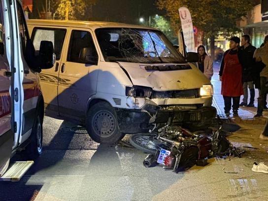 Minibüs ile motosiklet kafa kafaya çarpıştı: 1 yaralı