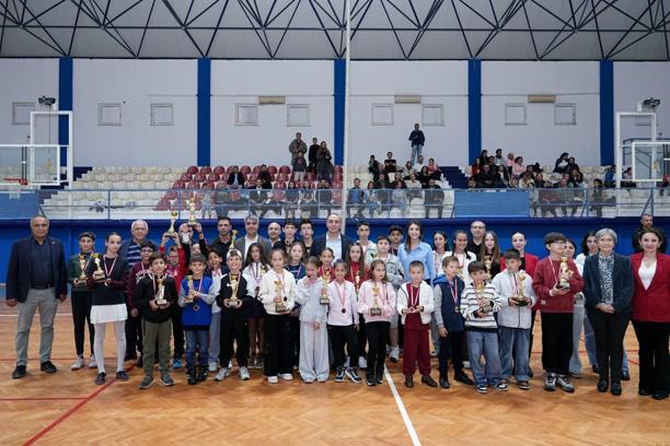Konyaaltılı çocuklar Cumhuriyet için kortlara indi