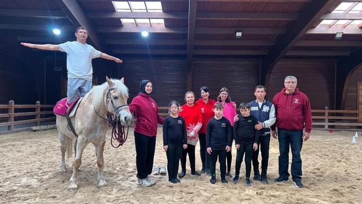 Özel gereksinimli çocuklara atlı jimnastikle rehabilitasyon