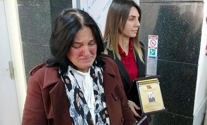 Şehit oğlunun adını taşıyan okulda karne dağıtırken duygulandı