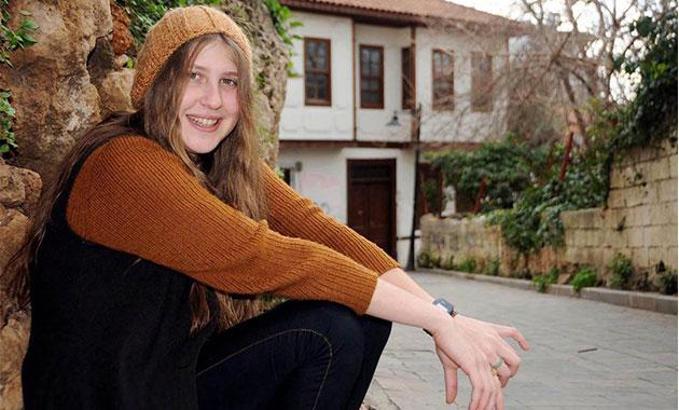 Rakka'da ölen 'kırmızı fularlı kız'a 55 ay hapis cezası