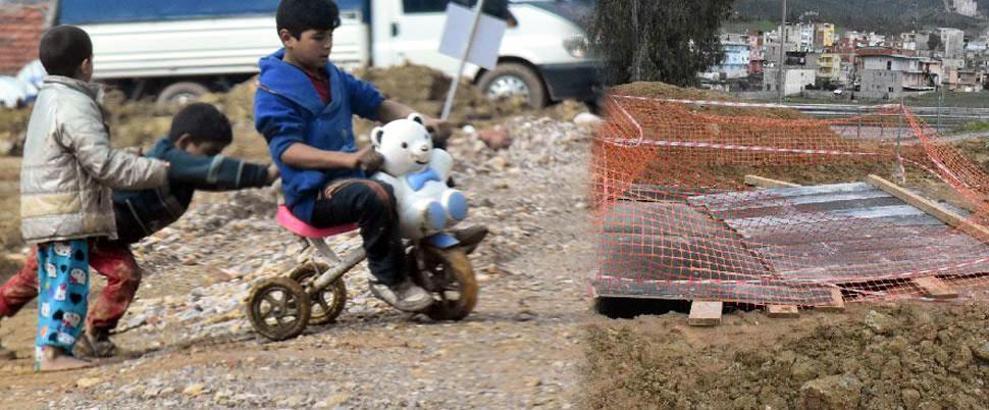 Çocuklar, o çukurun çevresinde hala oynuyor