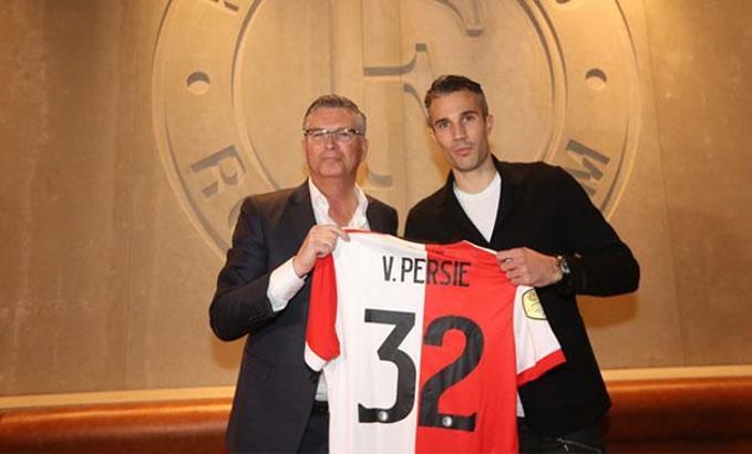 Robin van Persie imzayı attı