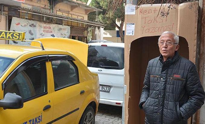 Kartondan taksi durağı