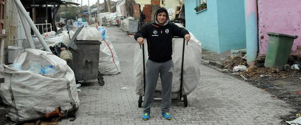 Dünya şampiyonu kağıt toplamaya devam ediyor