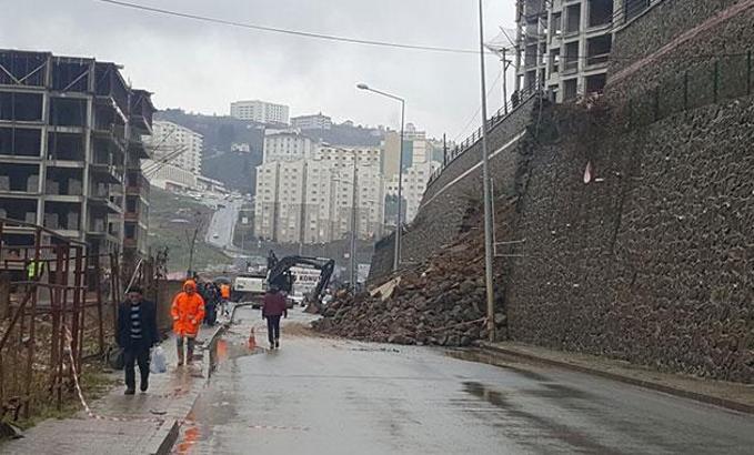 Trabzon'da istinat duvarı çöktü; hastane yolu ulaşıma kapandı