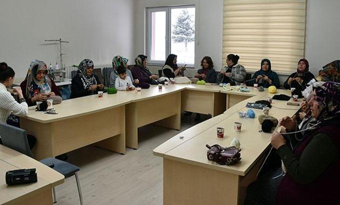 Zeytin Dalı Harekatı'nda görevli askerlere kazak, atkı ve bere örüyorlar