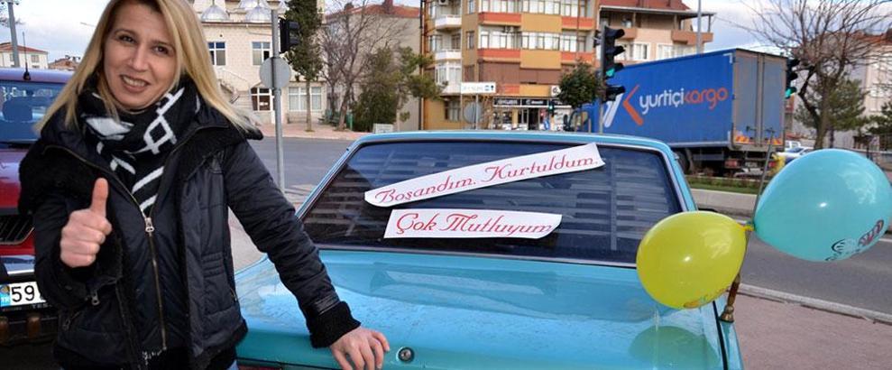 Kocasından boşandı, lokma dağıtıp kutlama yaptı