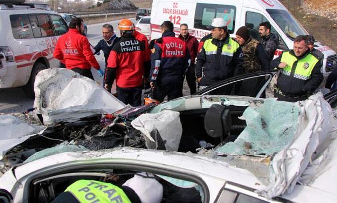 TIR'a çarpan otomobildeki 5 kişi yaralandı