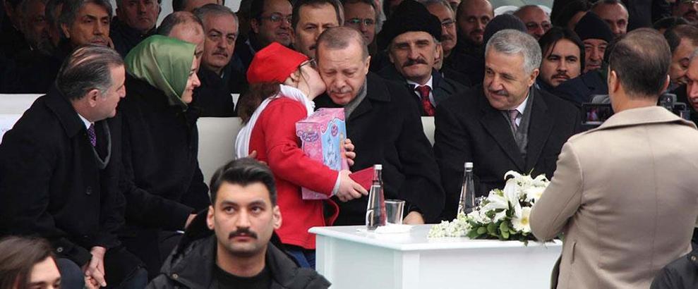 Çok sevdiği Cumhurbaşkanı Erdoğan'a önce sarıldı; sonra öptü