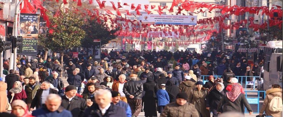 Trafiğe kapatılınca vatandaş Alemdağ Caddesi’ne akın etti