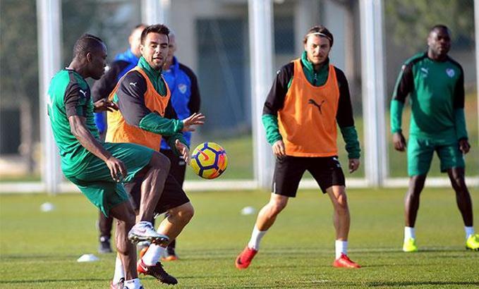 Bursaspor transfer döneminin son gününü hareketli geçiriyor