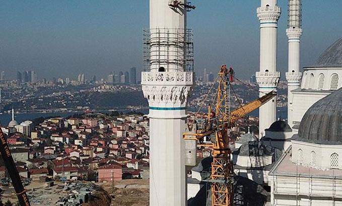 Çamlıca Camii inşaatında kullanılan son kule vinç de söküldü