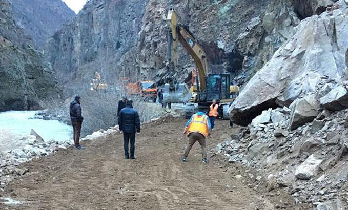 Heyelanda kapanan Artvin-Ardahan yolunda tek şeritten ulaşım