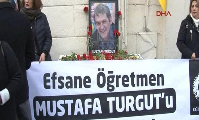 Cağaloğlu Anadolu Lisesi'nin "Efsane" öğretmen ölümünün 1. yılında anıldı