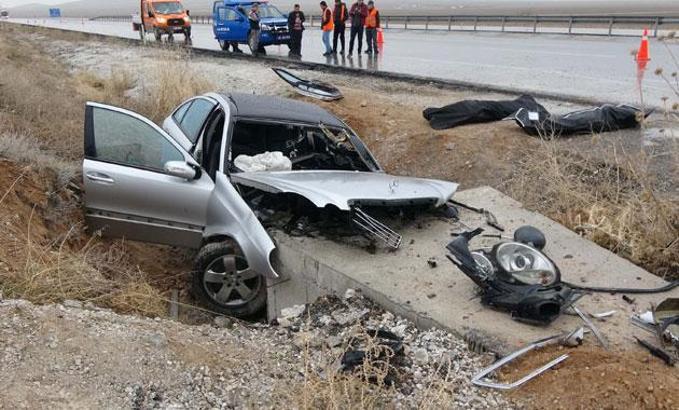 Otomobil, menfez duvarına çarptı: 2 ölü, 1 yaralı