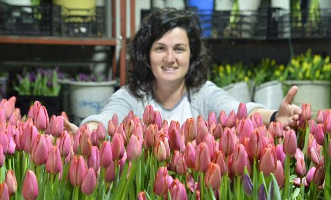 Sevgililer için suda 100 bin lale