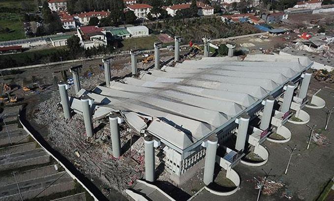 Abdi İpekçi Spor Salonu'nun yarısı yıkıldı