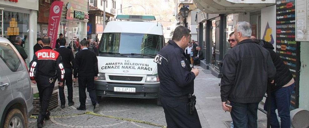 Polis memuru, borç yüzünden 2 kişiyi öldürdü