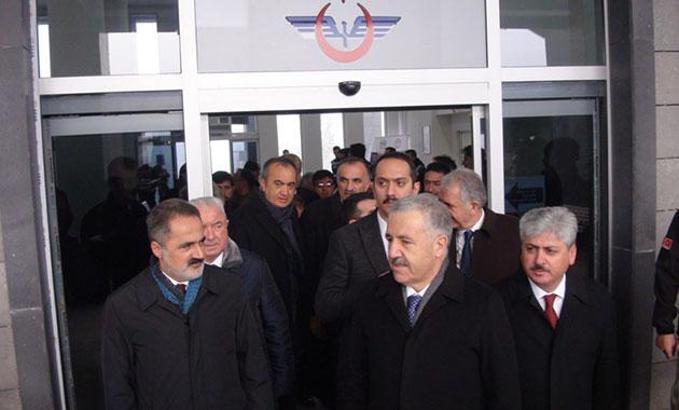 Bakan Arslan, Doğu Ekspresi’nde incelemelerde bulundu