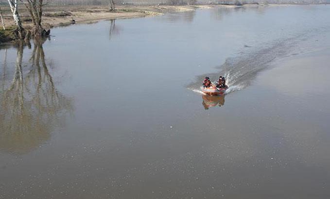 Edirne'de kaçakların botu alabora oldu: 10 kayıp