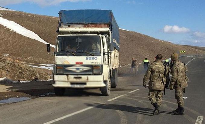 Şoför, arıza yapan kamyonu bırakıp kaçınca, 117 kaçak yakalandı