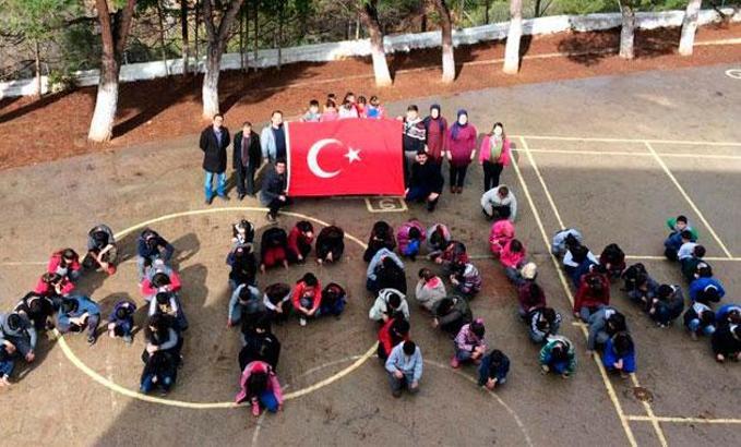 Denizli'de öğrencilerden Afrin'deki Mehmetçik'e destek