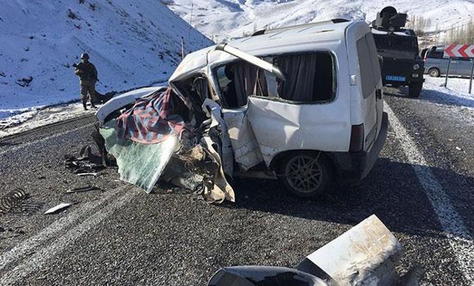 Yolcu otobüsü ile hafif ticari araç çarpıştı: 2 ölü, 4 yaralı