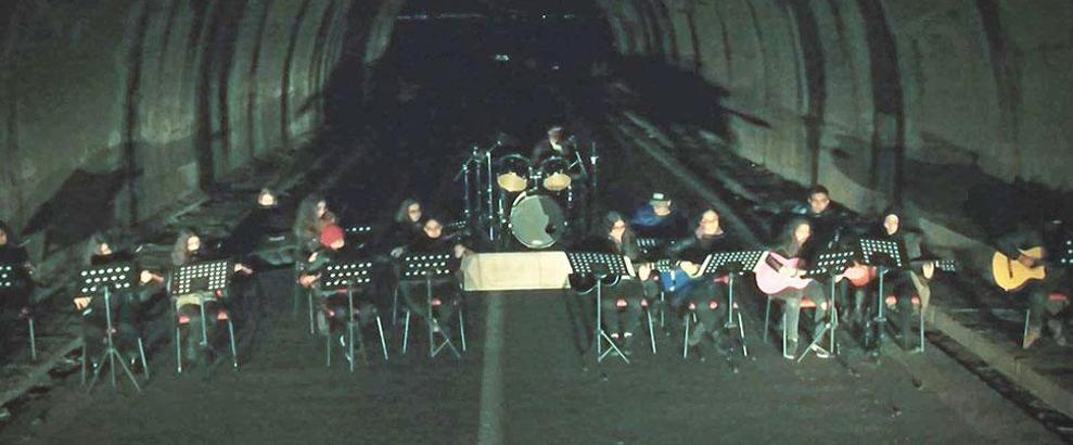 Çocuk orkestrası 'Eye Of The Tiger'i çaldı