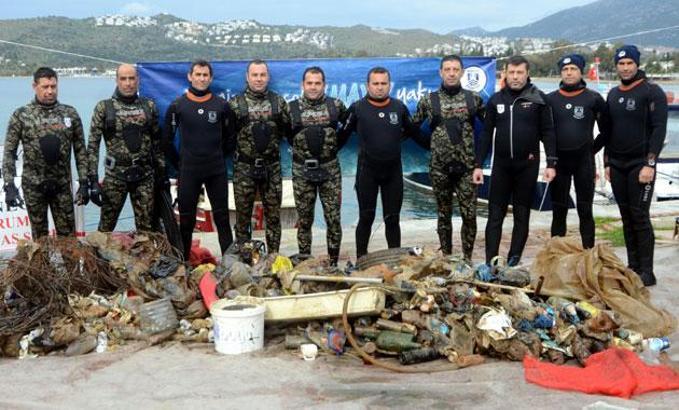 Bitez'de denizden 700 kilo çöp çıktı