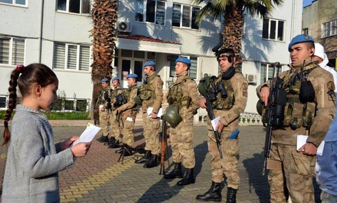 İlkokul öğrencileri, askerlerle birlikte komando yemini etti