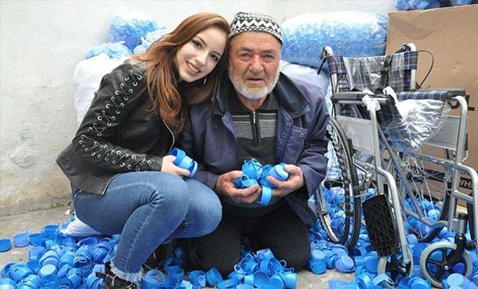 Dede- torun topladıkları mavi kapaklarla tekerlekli sandalye alıyorlar