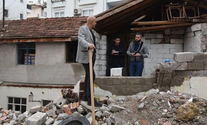 Metruk binada yarı çıplak erkek cesedi bulundu