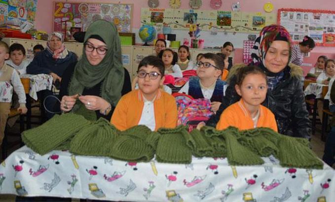 Mehmetçik için anneler bere ördü, öğrenciler mektup yazdı