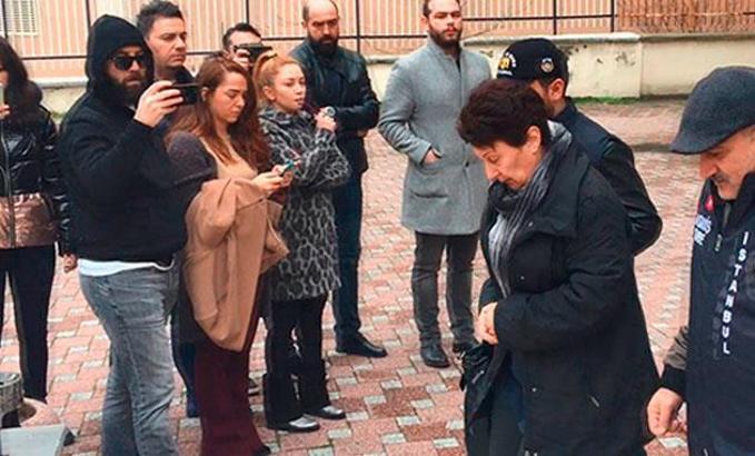 Şarkıcı Ece Seçkin'in annesini gaspçı dehşeti... Şüphelilerin adliyeye götürülüşünü böyle izledi