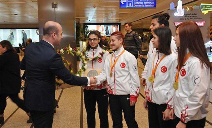 Dünya üçüncüsü özel sporcular yurda döndü