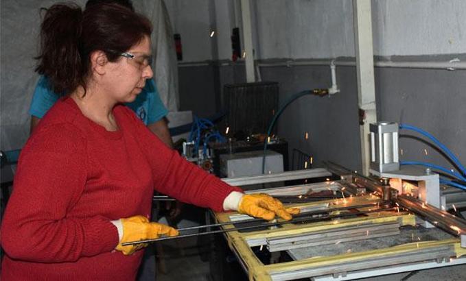 Kadın kaynak ustası, erkeklere taş çıkartıyor